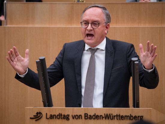 Andreas Stoch (SPD), Fraktionsvorsitzender der SPD im Landtag von Baden-Württemberg, spricht bei einer Landtagssitzung im Plenarsaal am Rednerpult. Bei der Sitzung berät der Landtag über den Gesetzentwurf zum Haushaltsbegleitgesetz.