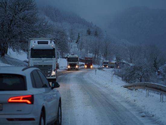 Der erste Schnee sorgte auch für viele Unfälle und Verkehrsbehinderungen. 