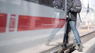 Ein Lokführer steigt im Hauptbahnhof Stuttgart in einen Zug.
