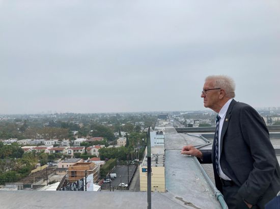 Über den Dächern von Beverly Hills: Ministerpräsident Winfried Kretschmann besucht auf der letzten Station seiner Reise in die USA Los Angeles, allerdings zeigt sich beim Fototermin der Himmel bedeckt