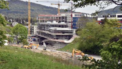 Neubau in Halbhöhenlage: Zum Jahreswechsel will der SWR sein Medienzentrum in Baden-Baden einweihen. Vorgesehen sind 330 Arbeitsplätze.