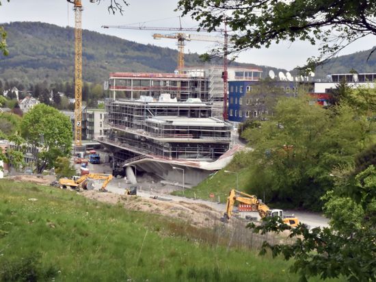 Neubau in Halbhöhenlage: Zum Jahreswechsel will der SWR sein Medienzentrum in Baden-Baden einweihen. Vorgesehen sind 330 Arbeitsplätze.