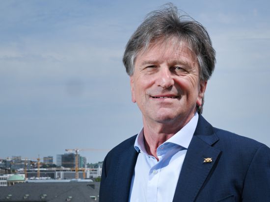 Manne Lucha (Bündnis 90/Die Grünen), Minister für Soziales und Integration in Baden-Württemberg, steht in seinem Ministerium auf einer Dachterrasse.