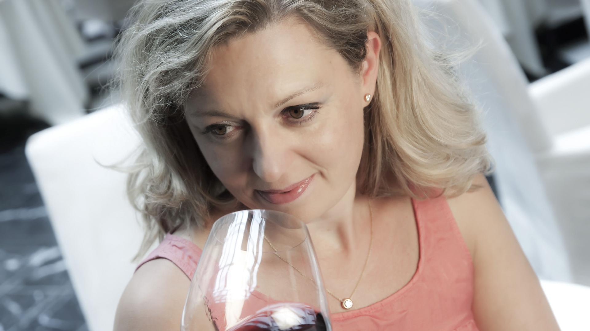 Weinsommelière Natalie Lumpp riecht an einem Rotwein. 