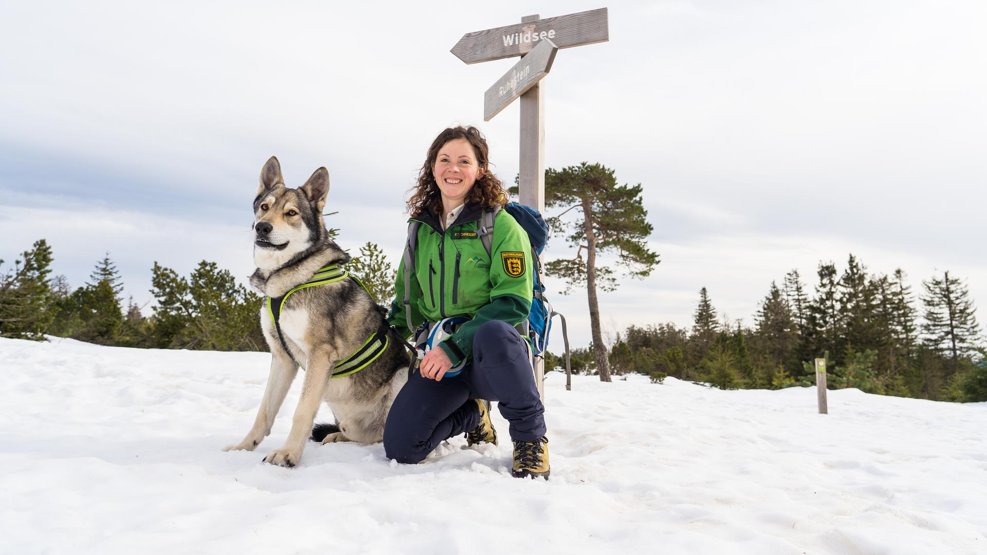 Friederike Schneider, Rangerin im Nationalpark Schwarzwald, und ihr Hund Akila