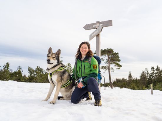 Friederike Schneider, Rangerin im Nationalpark Schwarzwald, und ihr Hund Akila