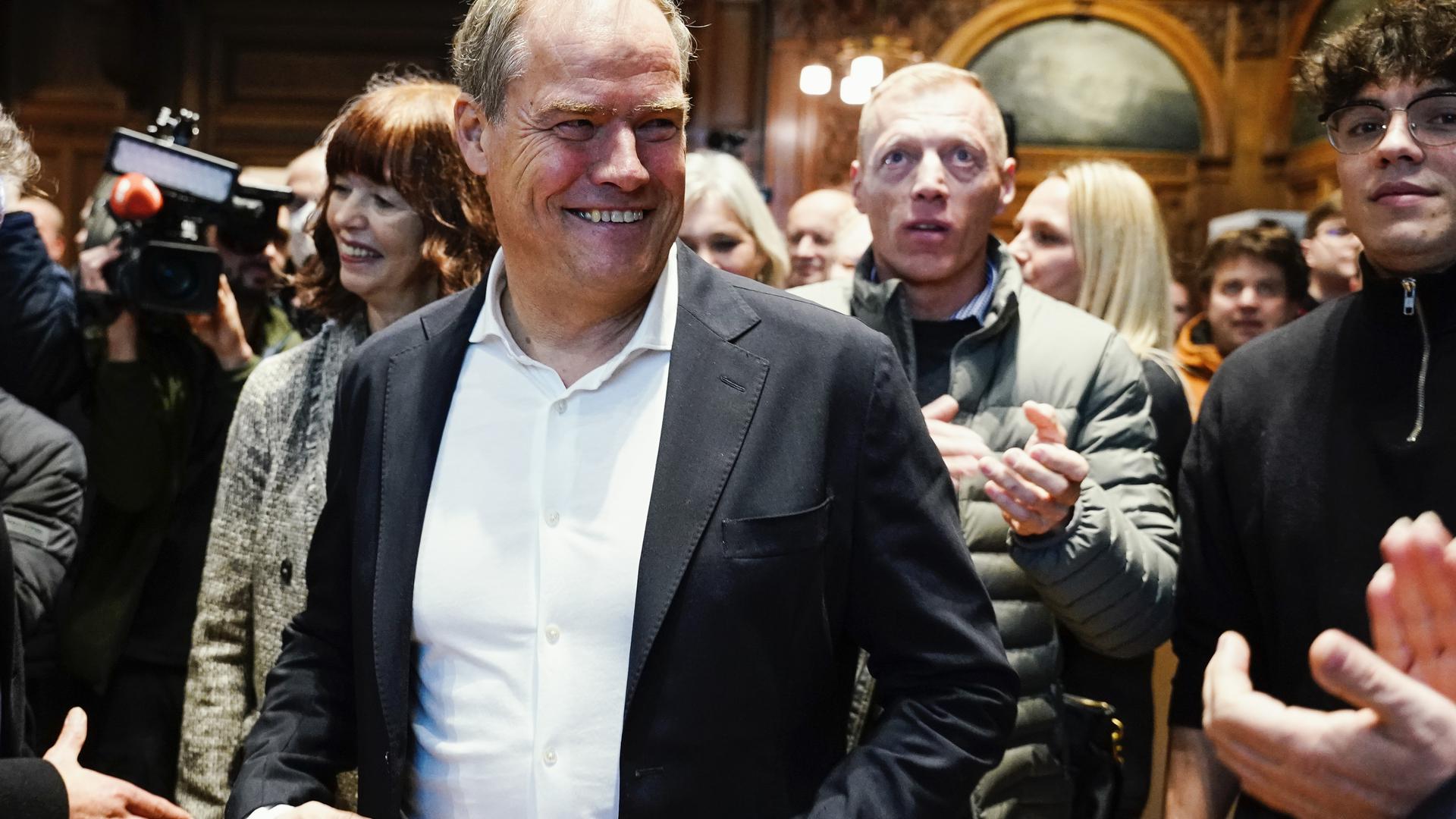 Geht als Favorit in den zweiten Wahlgang und hat Grund zur Freude: Eckart Würzner, parteiloser Oberbürgermeister der Stadt Heidelberg, verbuchte in der ersten Runde 45,89 Prozent der Stimmen. 