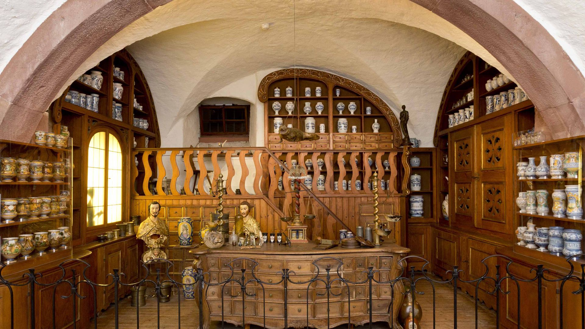 Kostbare Hölzer, edles Porzellan: Vor rund 300 Jahren richtete ein Bamberger Apotheker diese sogenannte Offizin ein, die heute in der Heidelberger Ausstellung zu sehen ist.   