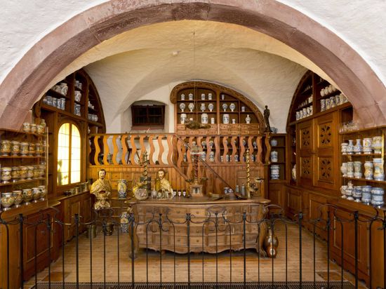 Kostbare Hölzer, edles Porzellan: Vor rund 300 Jahren richtete ein Bamberger Apotheker diese sogenannte Offizin ein, die heute in der Heidelberger Ausstellung zu sehen ist.   