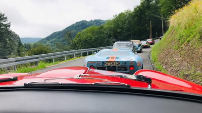 Teilnehmer des Oldtimer-Meetings in Baden-Baden rollen mit ihren betagten Fahrzeugen bei der Ausfahrt durch den Schwarzwald