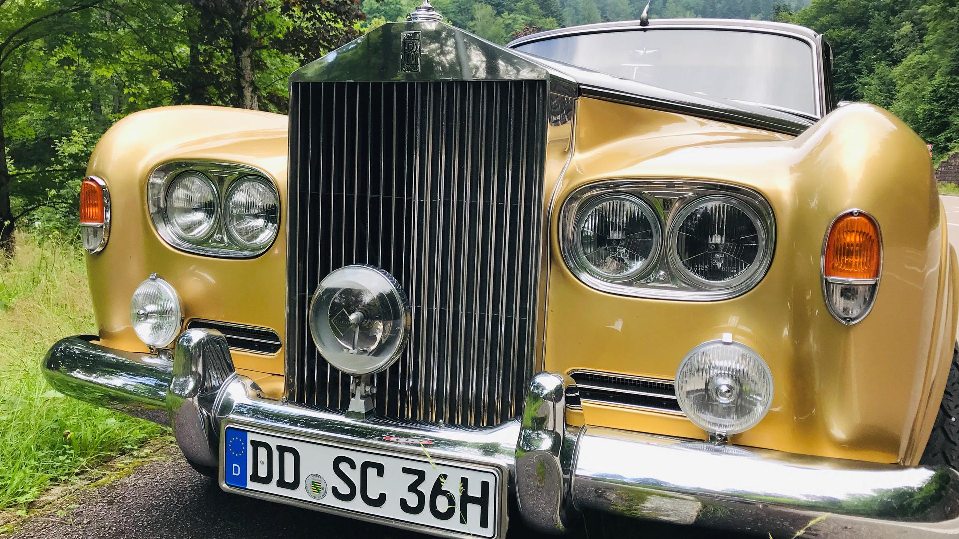 Ein gepflegter Rolls Royce steht am Parkplatz an der Klosterruine Allerheiligen. 
