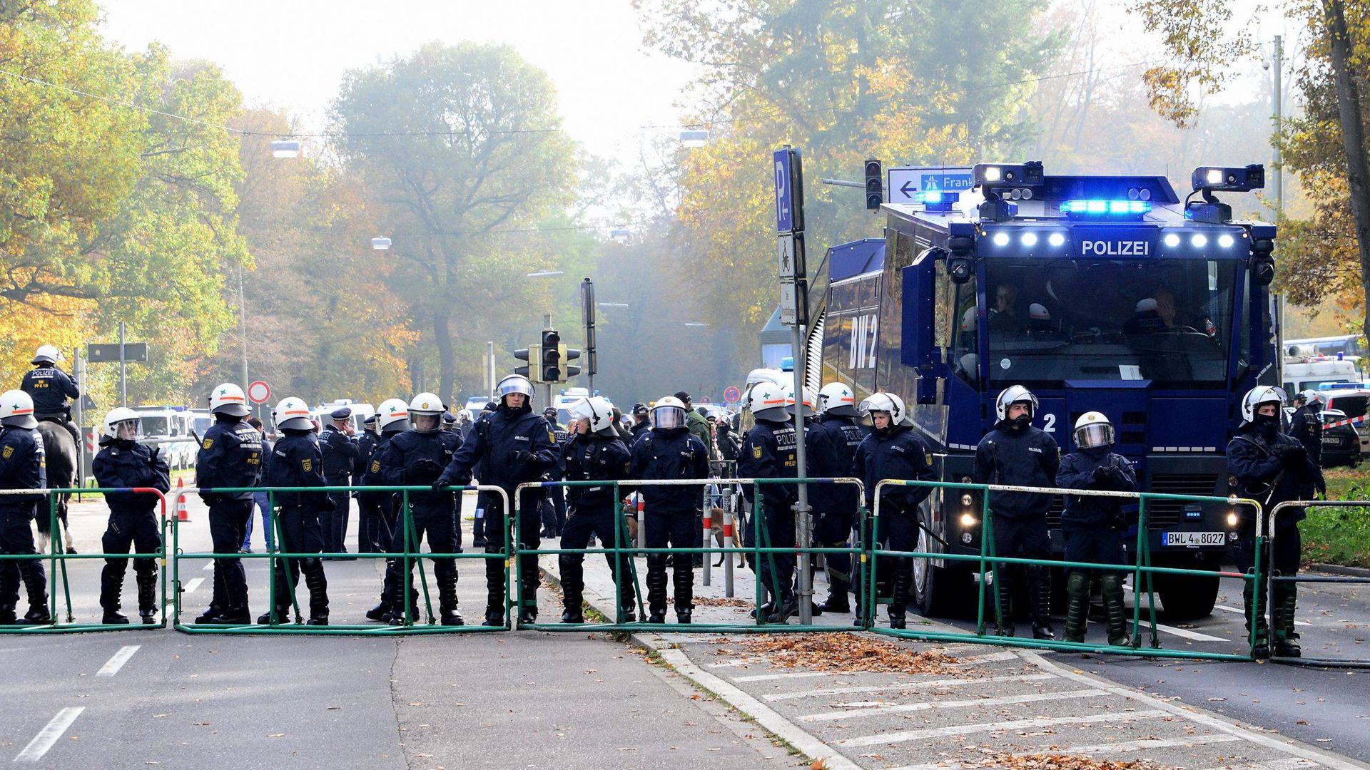 Ein Polizei-Großaufgebot ist im Umfeld eines Fußballspiels zu sehen.