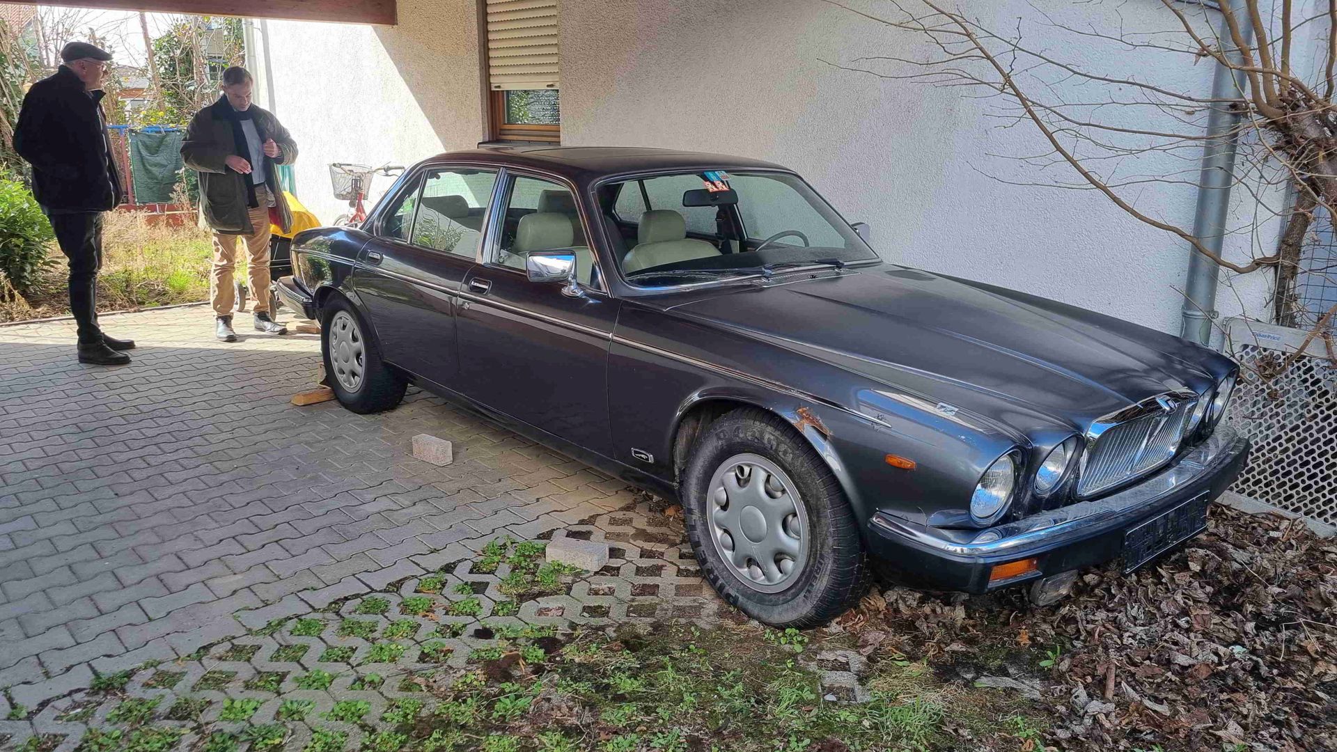 Herrenloses Fahrzeug: Einen Jaguar XJ12 Vanden Plas hat Felix Brücher am Haus seiner verstorbenen Mutter gefunden. Er ist auf der Suche nach dem Besitzer. 