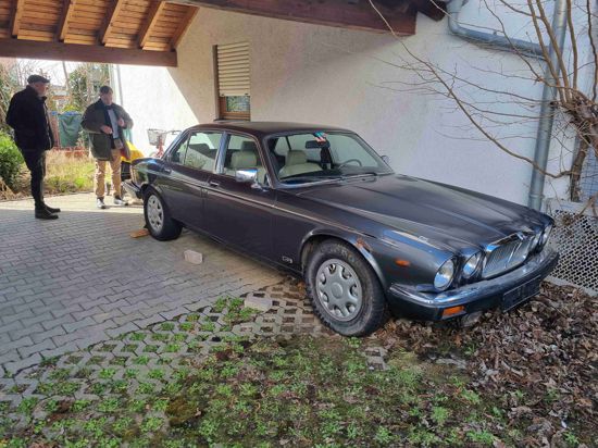 Herrenloses Fahrzeug: Einen Jaguar XJ12 Vanden Plas hat Felix Brücher am Haus seiner verstorbenen Mutter gefunden. Er ist auf der Suche nach dem Besitzer. 