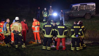 Feuerwehr, DLRG und Polizei bergen die Leiche aus dem Kraichbach bei Reilingen. 