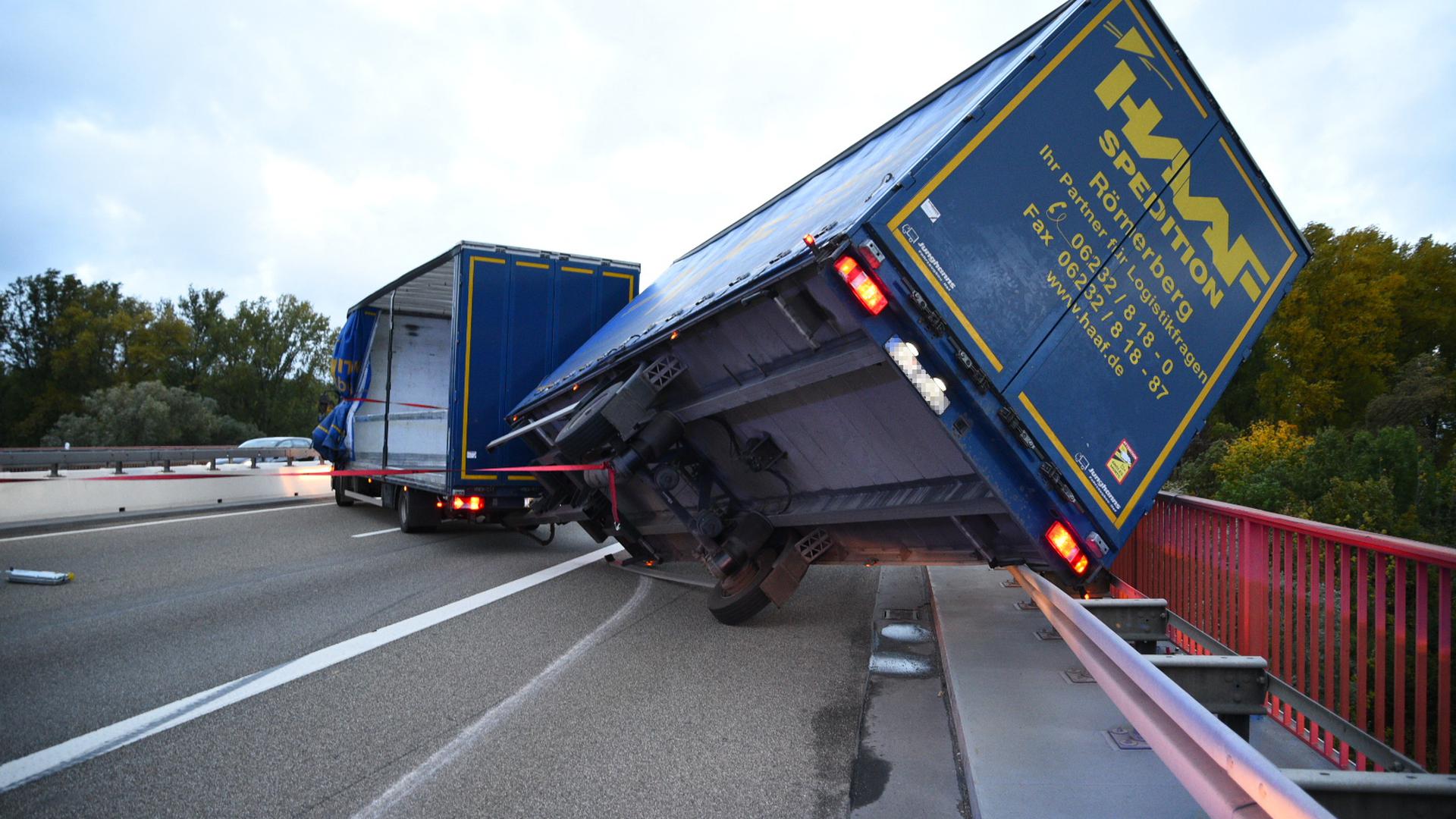 Komplett gesperrt: Keine Durchfahrt gab es auf der Rheinbrücke Speyer, nachdem der Anhänger eines Lastwagens umgekippt war.