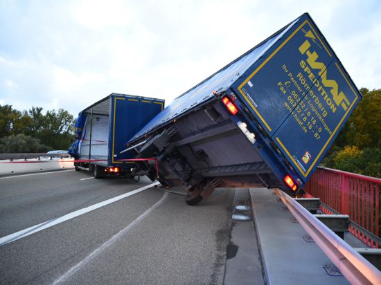 Komplett gesperrt: Keine Durchfahrt gab es auf der Rheinbrücke Speyer, nachdem der Anhänger eines Lastwagens umgekippt war.