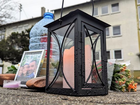 Blumen, Kerzen und ein Familienfoto vor einem Wohnhaus in Mosbach erinnern an Robert B., der am Freitag von einem Polizisten erschossen wurde. Er soll die Beamten mit einem Messer angegriffen haben.