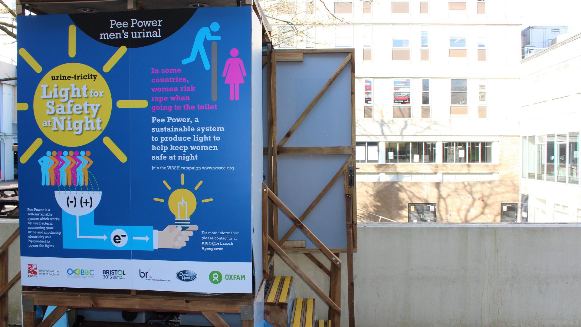 Die Mutter der Stromtoiletten: Die Universität von Bristol in England hat diesen Prototypen einer Toilette konstruiert, die aus Urin Strom machen kann. Forscher des KIT sind daran, eine eigene Stromtoilette zu produzieren, die auf der Bundesgartenschau in Mannheim 2023 schon Strom zum Laden der Besucherhandys produzieren soll.