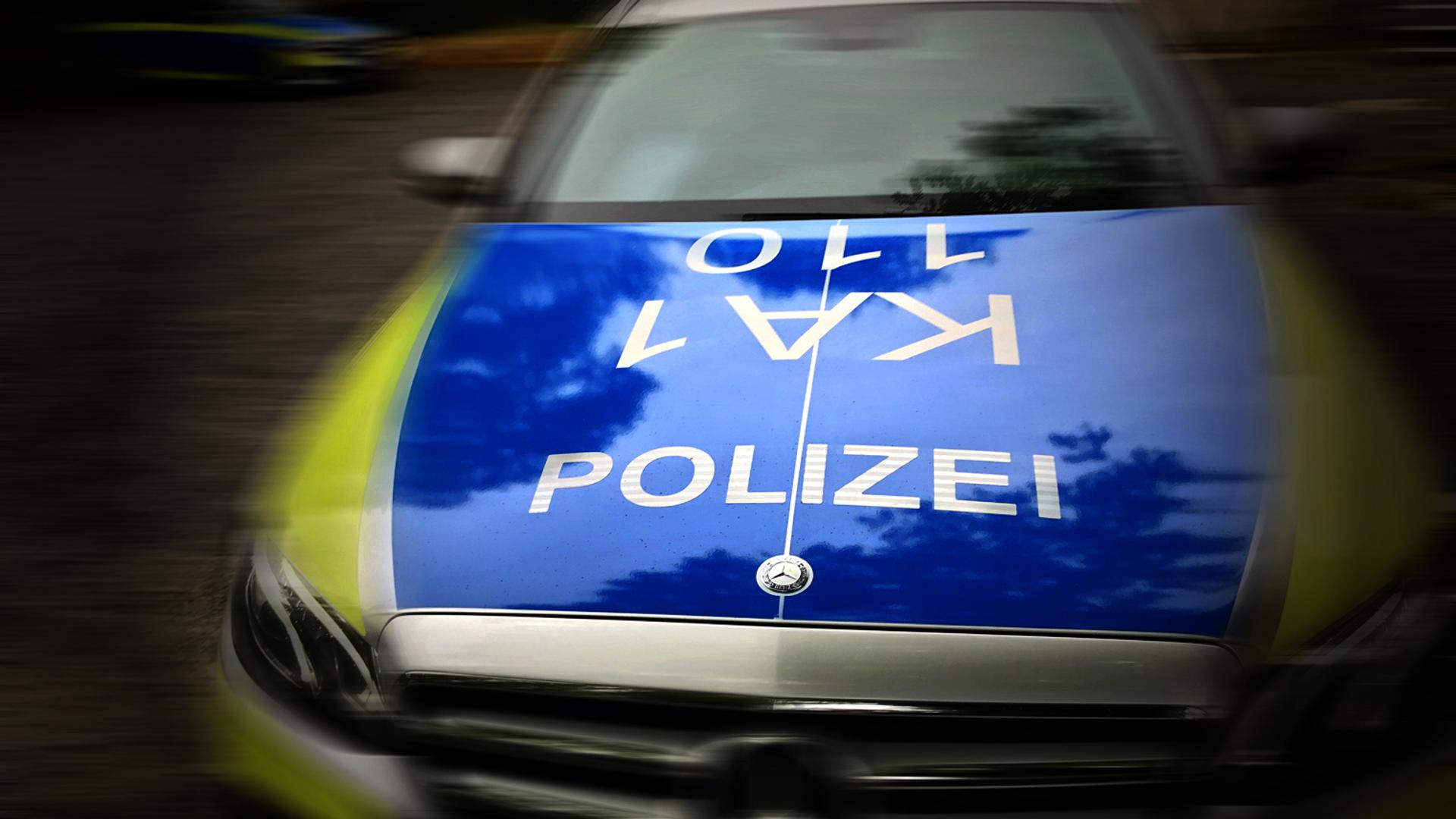 Ein Polizeiauto fährt mit Blaulicht (Symbolbild)