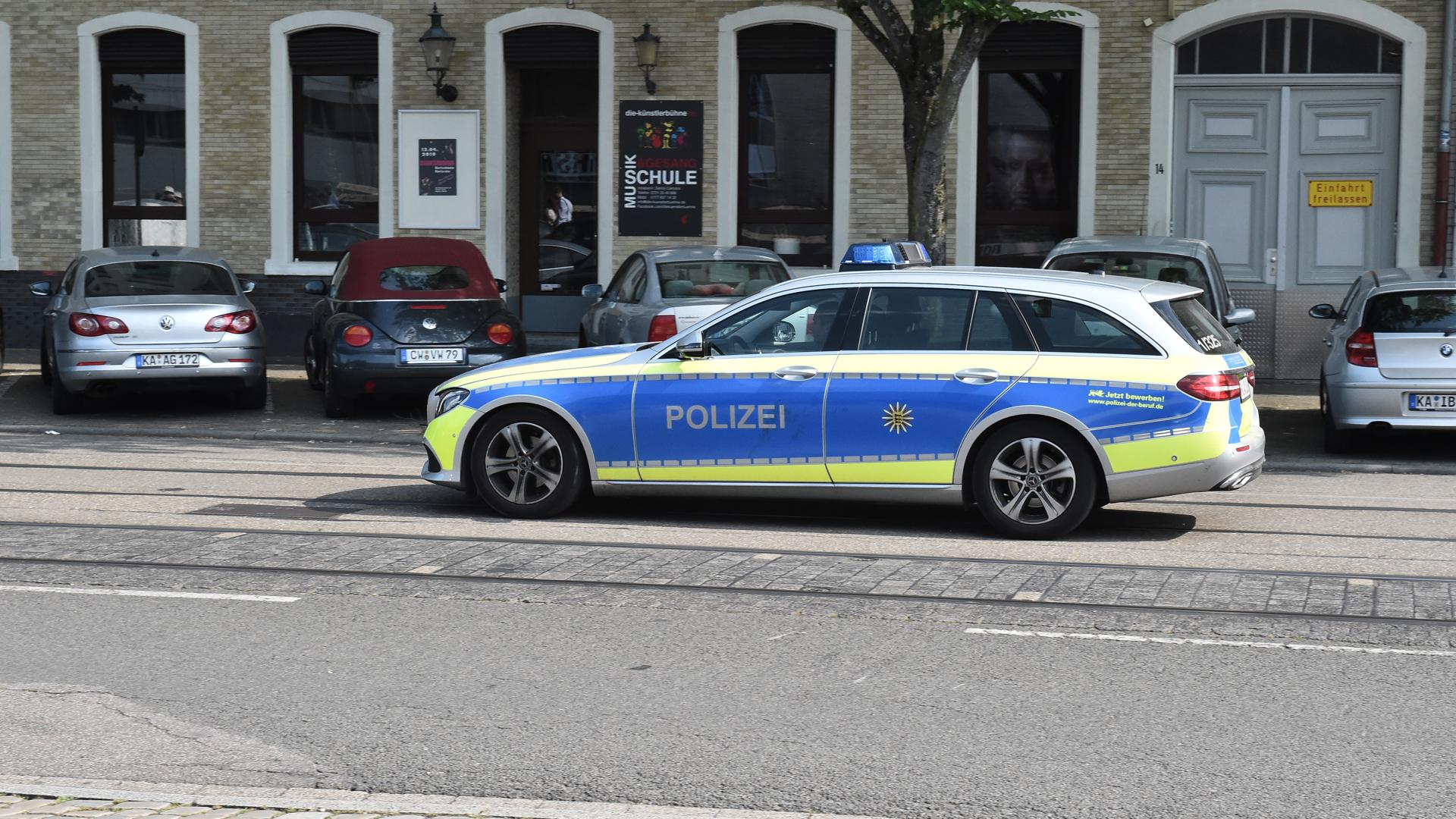Ein Polizeiauto fährt auf der Straße. (Symbolbild)