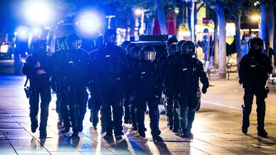 Einsatzkräfte der Polizei gehen in der Stuttgarter Innenstadt durch die Königstraße. In den vergangenen Wochen war es in Baden-Württemberg immer wieder zu Auseinandersetzungen zwischen jungen Menschen und der Polizei gekommen. (zu dpa: «Beleidigungen, Flaschenwürfe, Gewalt - Polizei im Dauereinsatz») +++ dpa-Bildfunk +++