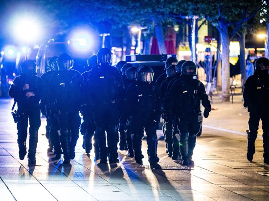 Einsatzkräfte der Polizei gehen in der Stuttgarter Innenstadt durch die Königstraße. In den vergangenen Wochen war es in Baden-Württemberg immer wieder zu Auseinandersetzungen zwischen jungen Menschen und der Polizei gekommen. (zu dpa: «Beleidigungen, Flaschenwürfe, Gewalt - Polizei im Dauereinsatz») +++ dpa-Bildfunk +++
