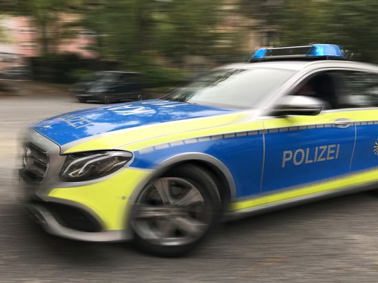 Ein Polizeiuto fährt mit Blaulicht (Symbolbild)
