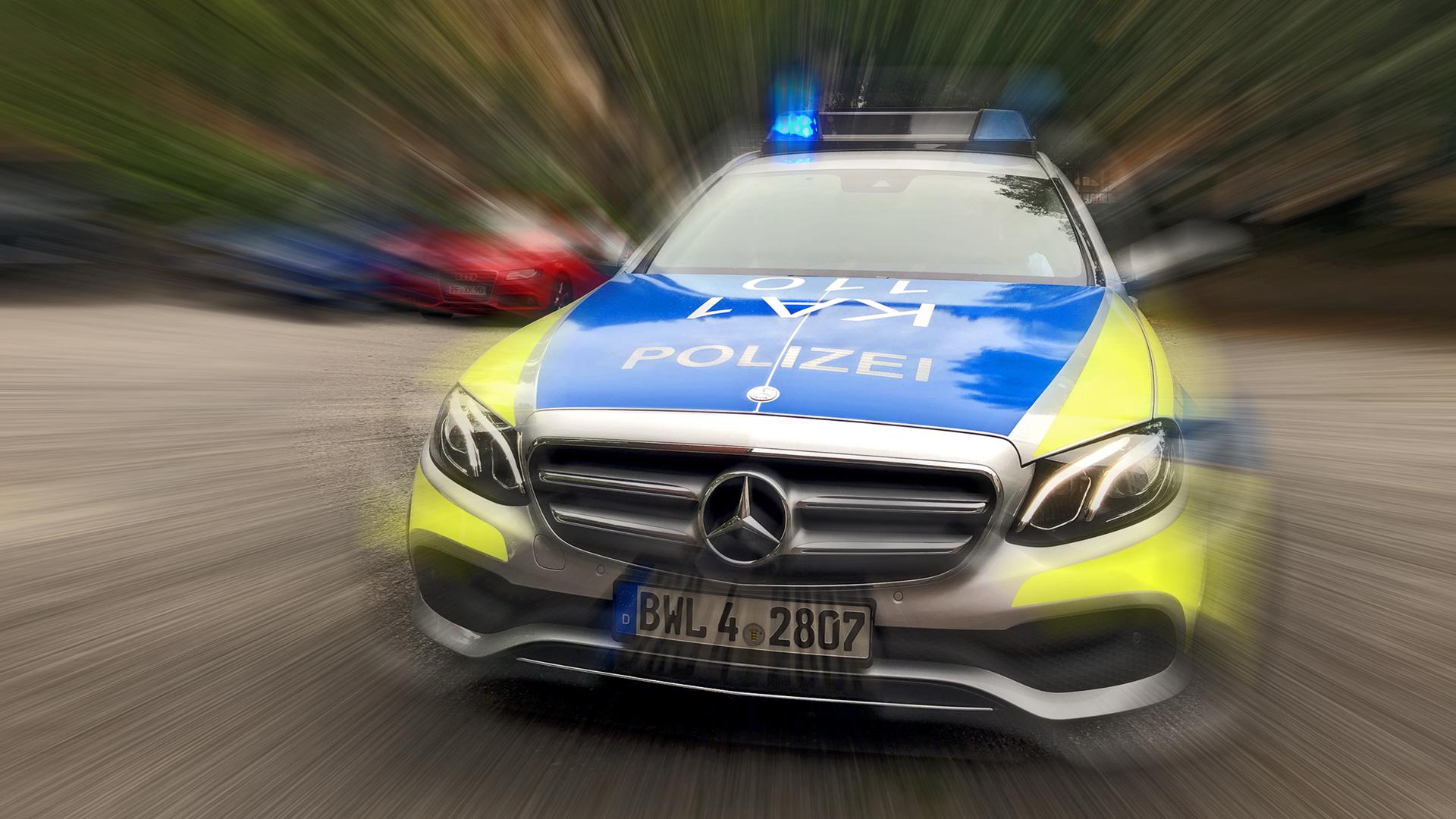 Ein Polizeiuto fährt mit Blaulicht (Symbolbild)