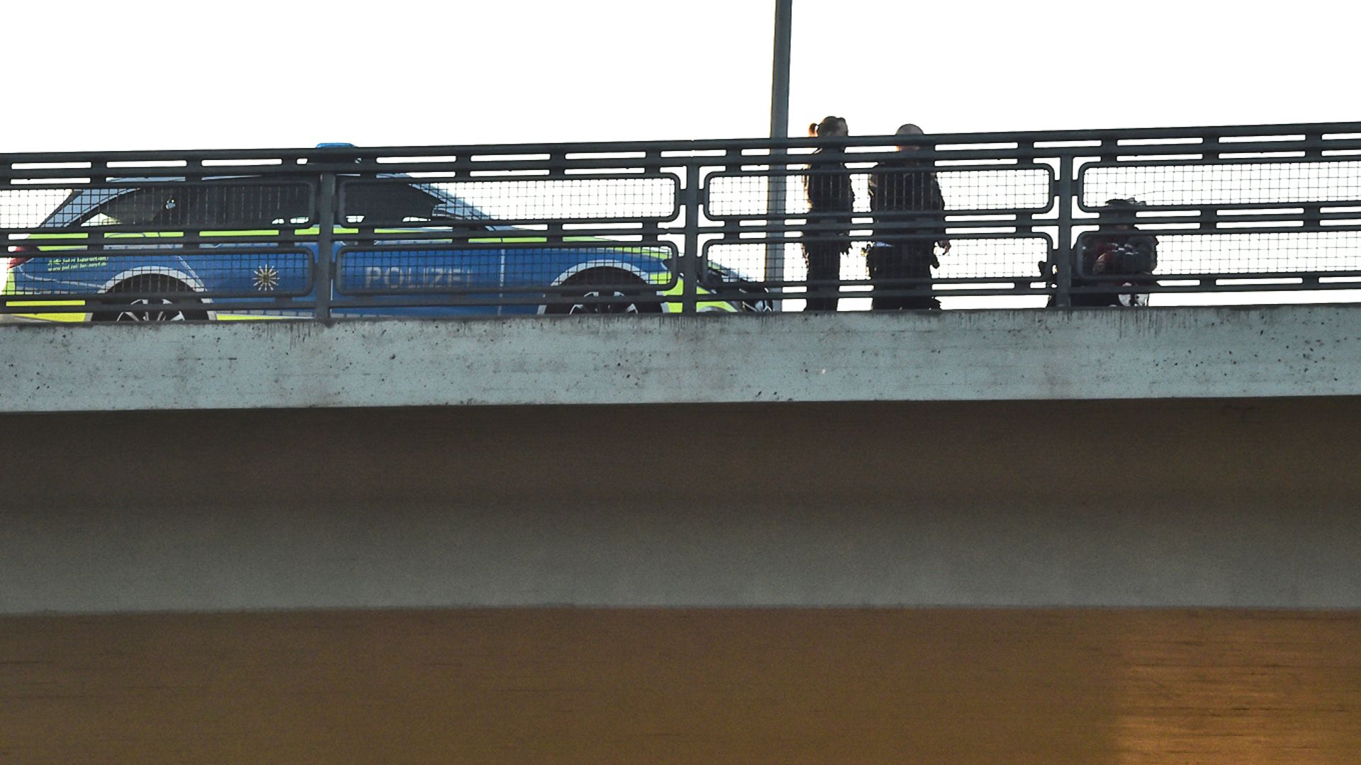 Polizeikontrolle auf einer Brücke (Symbolbild)