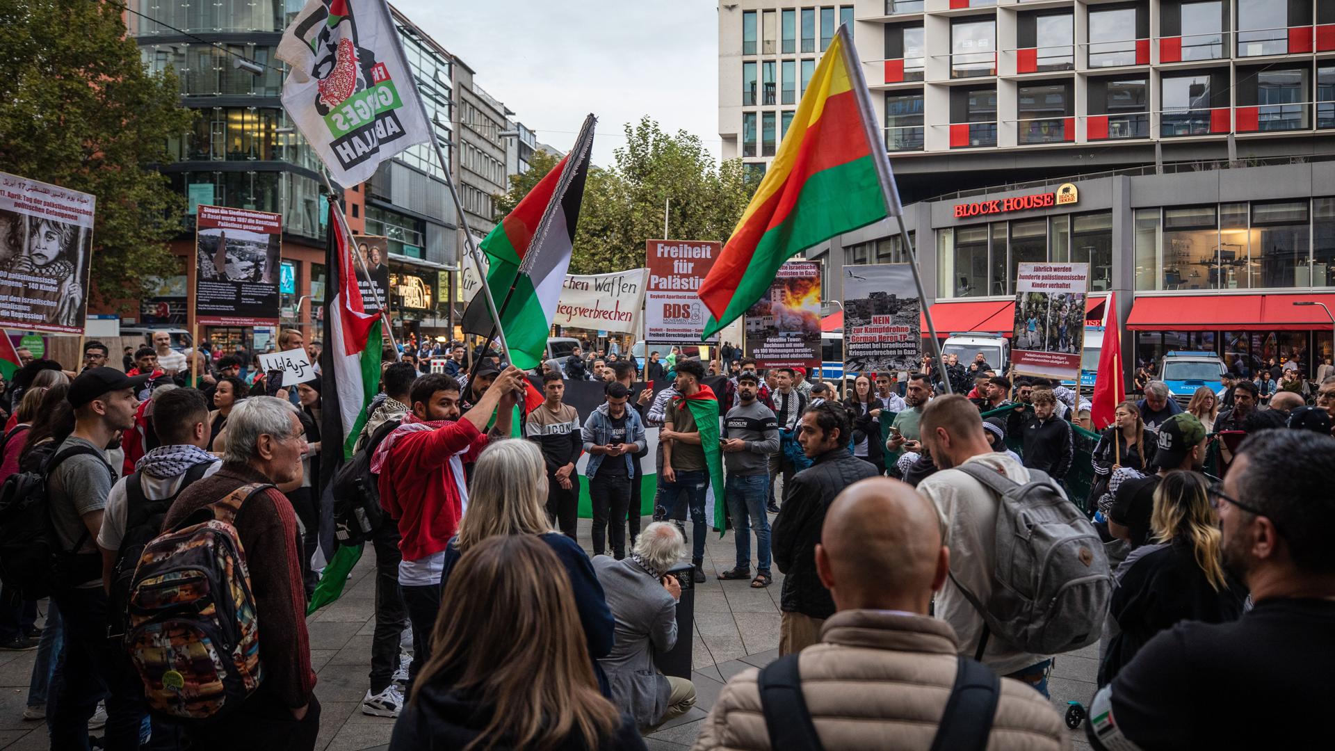 Menschen nehmen auf dem Rotebühlplatz an einer pro-palästinensischen Kundgebung teil.