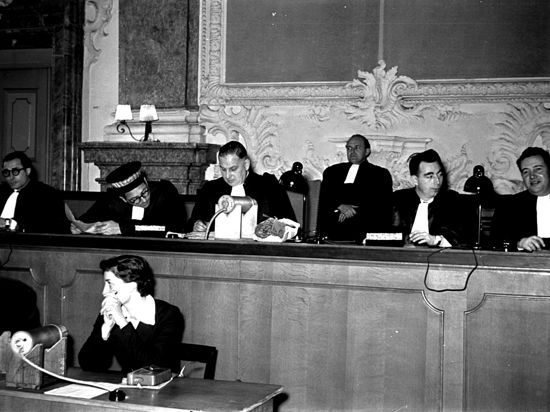 Kriegsverbrecherprozess im Ahnensaal des Rastatter Schlosses: Hier fotografierte Theo Kemper, der zwischen 1949 und 1953 über die „Rastatter Prozesse“ berichtete, die Richterbank.