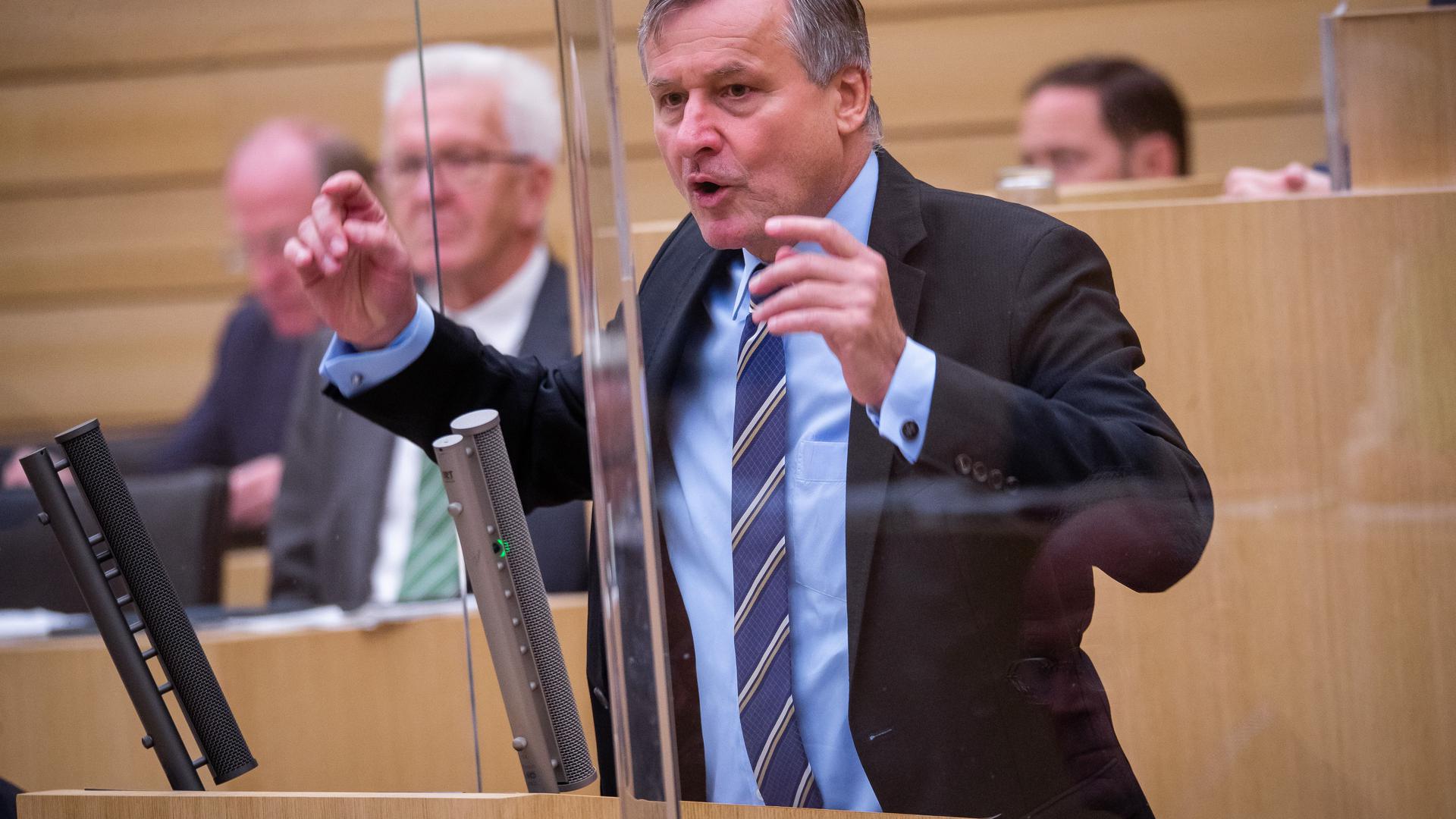 Hans-Ulrich Rülke (FDP), Vorsitzender der FDP/DVP-Fraktion im Landtag von Baden-Württemberg, spricht im Plenarsaal des Landtags von Baden-Württemberg am Rednerpult. +++ dpa-Bildfunk +++