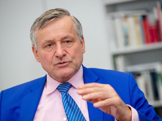 Hans-Ulrich Rülke, Vorsitzender der FDP/DVP-Fraktion im Landtag von Baden-Württemberg, spricht in seinem Büro mit der dpa. (zu dpa: Atomkraft über 2026 hinaus? Rülke stellt Scholz-Machtwort in Frage) +++ dpa-Bildfunk +++