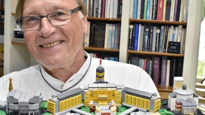 Ein ganz anderer Blick auf die Fächerstadt: Reinhard Domke hat mit Lego-Steinen eine Silhouette von Karlsruhe nachgebaut. Im Zentrum steht das Schloss, ein Wahrzeichen der Stadt.