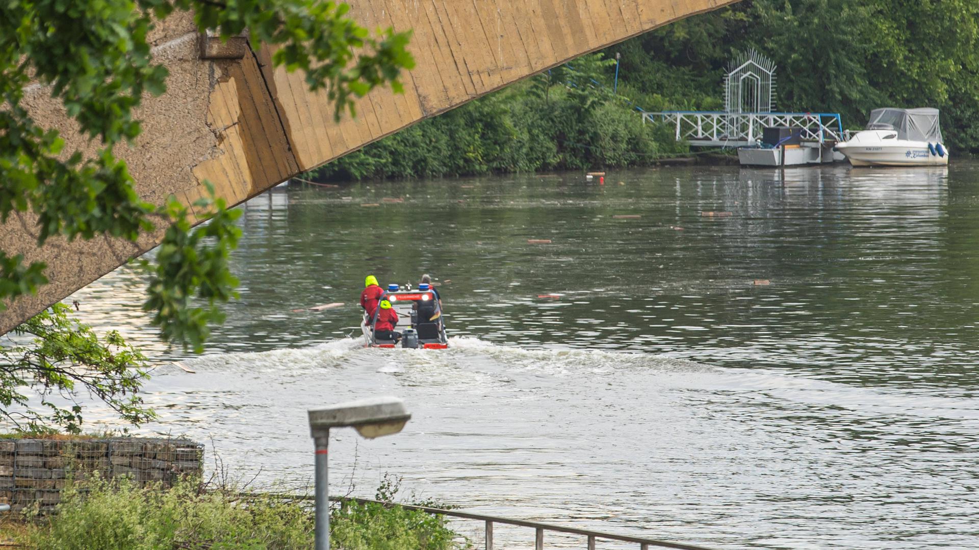 Einsatzkräfte in einem Rettungsboot auf dem Neckar