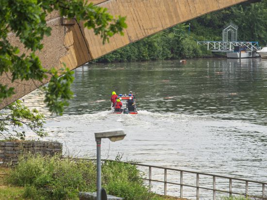 Einsatzkräfte in einem Rettungsboot auf dem Neckar
