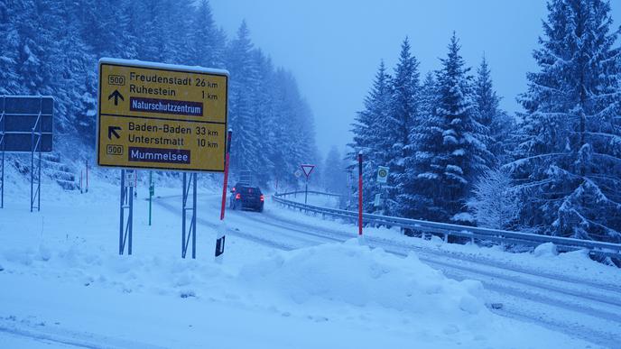 Nahe des Mummelsees hat die weiße Pracht die Schwarzwaldhochstraße in ein Winter-Wonderland verwandelt.