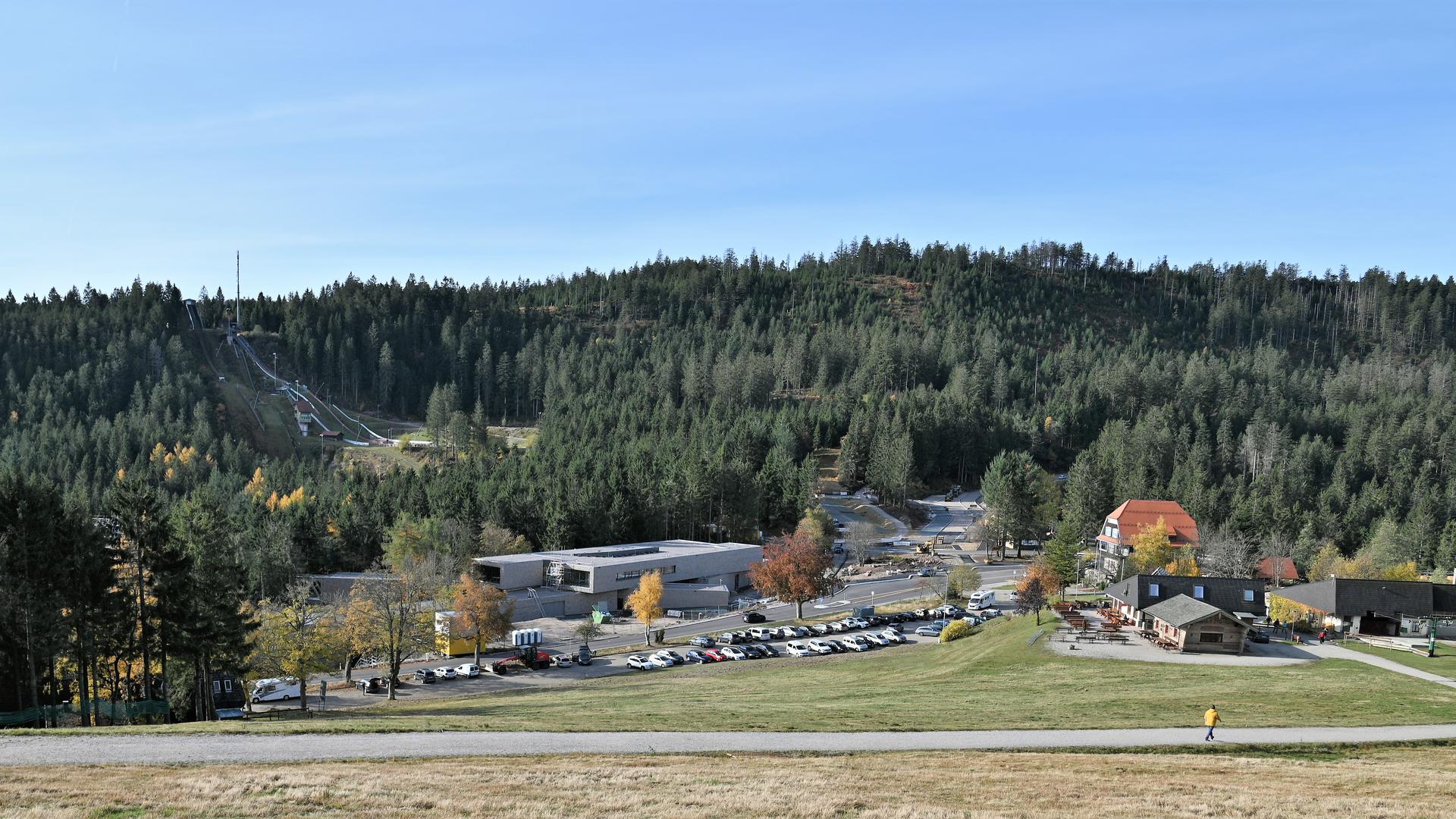 Landschaftsbezogen: Das neue Nationalparkzentrum am Ruhestein  fügt sich in den Schwarzwald. Im Hintergrund ist die Sprungschanze zu sehen. 