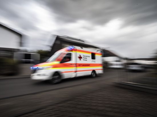 Mit einer Schlaganfall-Patientin an Bord fährt ein Rettungswagen des Deutschen Roten Kreuzes (DRK) in eine Klinik. (zu dpa: «Ausfälle durch Corona bremsen die Rettungsdienste») +++ dpa-Bildfunk +++