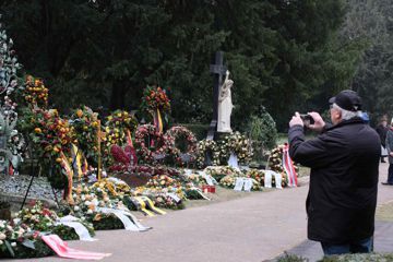 Mehrere Dutzend Kränze zieren das Grab des verstorbenen CDU-Politikers. Viele Besucher machen zur Erinnerung Fotos von Wolfgang Schäubles letzter Ruhestätte.