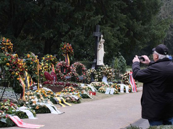 Mehrere Dutzend Kränze zieren das Grab des verstorbenen CDU-Politikers. Viele Besucher machen zur Erinnerung Fotos von Wolfgang Schäubles letzter Ruhestätte.