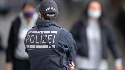 Eine Polizistin steht in der Innenstadt. (zu dpa: «Innenministerium: Baden-Württemberg wird immer sicherer») +++ dpa-Bildfunk +++