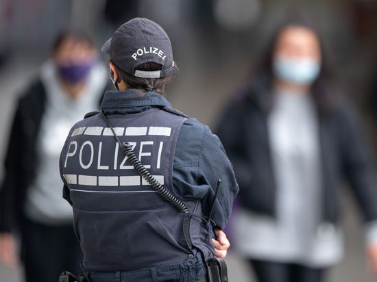 Eine Polizistin steht in der Innenstadt. (zu dpa: «Innenministerium: Baden-Württemberg wird immer sicherer») +++ dpa-Bildfunk +++