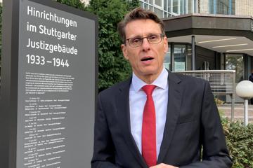 Der neue Präsident des Oberlandesgerichts Stuttgart, Andreas Singer, vor Gedenkstelen an die in Stuttgart von 1933 bis 1944 hingerichteten Opfer der NS-Justiz.  Das historische Gerichtsgebäude wurde 1944 durch einen Luftangriff völlig zestört. 