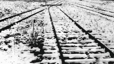 Ein altes Foto von verschneiten Gleisen