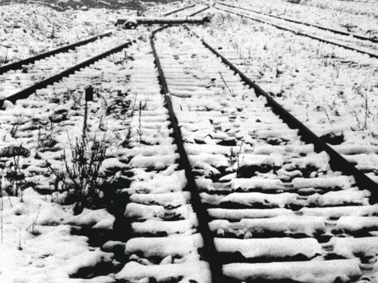Ein altes Foto von verschneiten Gleisen