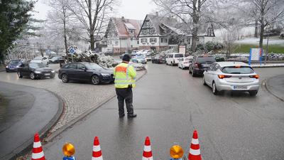 „Bitte umkehren“: Wie hier in Sasbachwalden sperrte die Polizei am Wochenende Zufahrtsstraßen zum Höhengebiet. Dort waren schon früh am Sonntag alle Parkplätze besetzt.