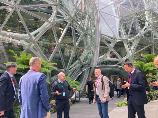 Verkehrsminister Winfried Hermann (Mitte) mit Vertretern von Amazon und Mitgliedern der Delegation vor den futuristischen „Spheres“ vor der Amazon-Zentrale  in Seattle