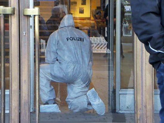 Ein Mitarbeiter der Spurensicherung der Polizei ist an der Universität in Mannheim im Einsatz. Nach den tödlichen Schüssen auf einen mit einer Machete bewaffneten Mann in einer Mannheimer Universität laufen die Ermittlungen auf Hochtouren.